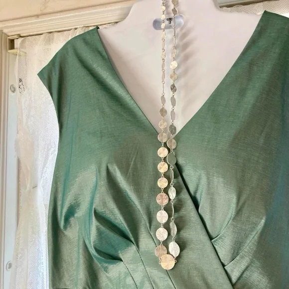 Elegant Silver Disc Necklace - Picture 1 of 2